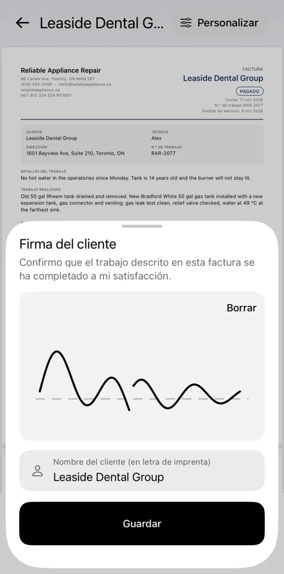 Cliente firmando la factura en el teléfono