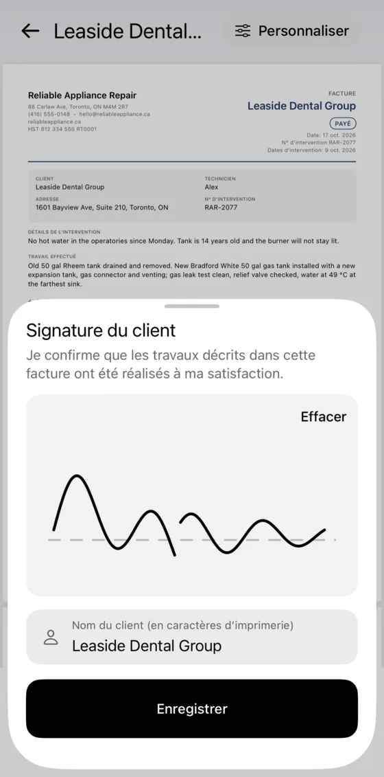 Client qui signe la facture sur le téléphone
