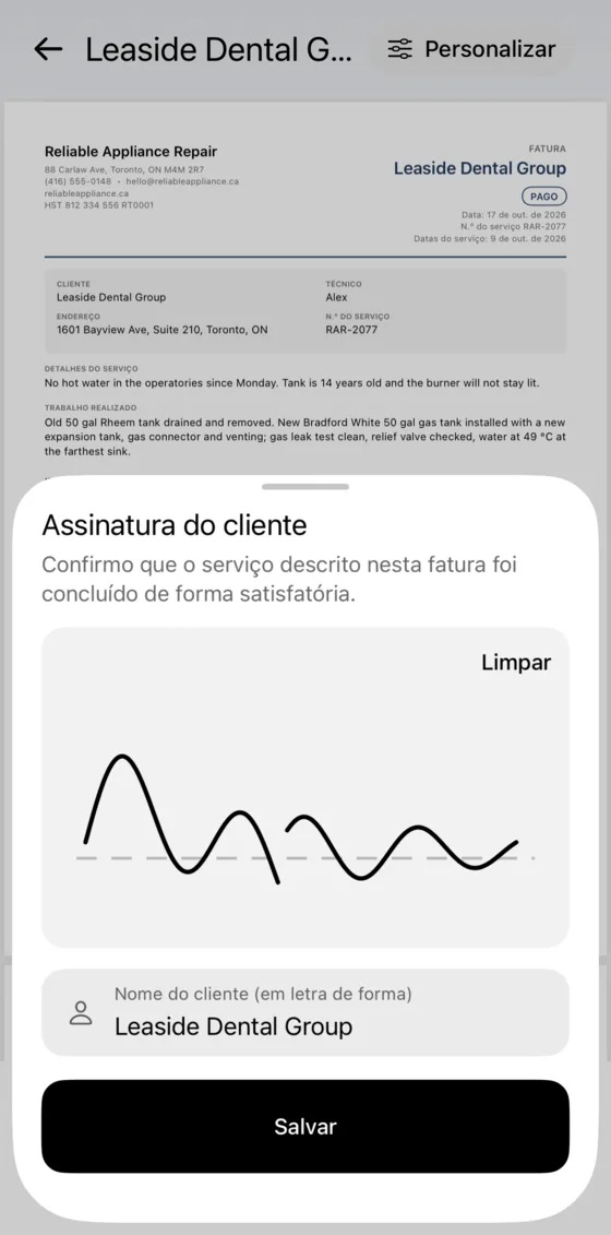 Cliente assinando a fatura no celular